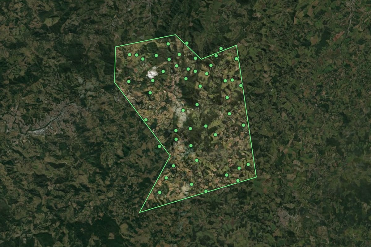 Imagem de satélite de Monte Alegre do Sul (SP), com o contorno do município e a posição dos imóveis desta página.