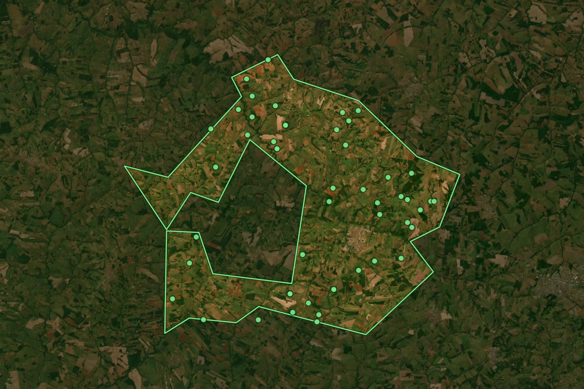 Imagem de satélite de Monte Aprazível (SP), com o contorno do município e a posição dos imóveis desta página.