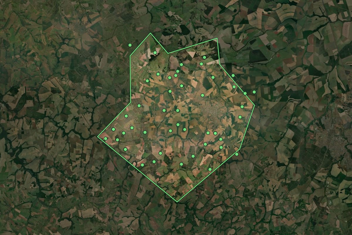 Imagem de satélite de Monte Azul Paulista (SP), com o contorno do município e a posição dos imóveis desta página.