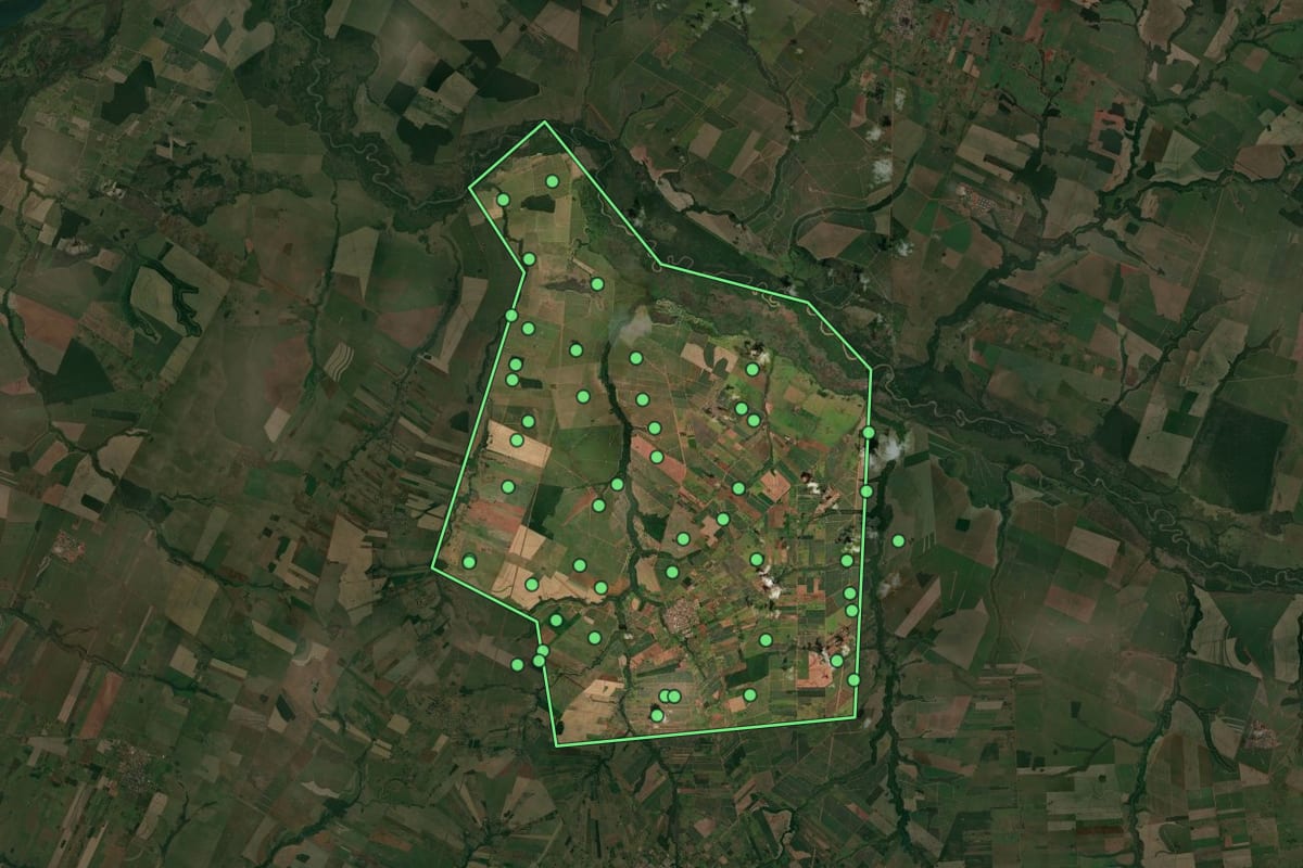 Imagem de satélite de Monte Castelo (SP), com o contorno do município e a posição dos imóveis desta página.