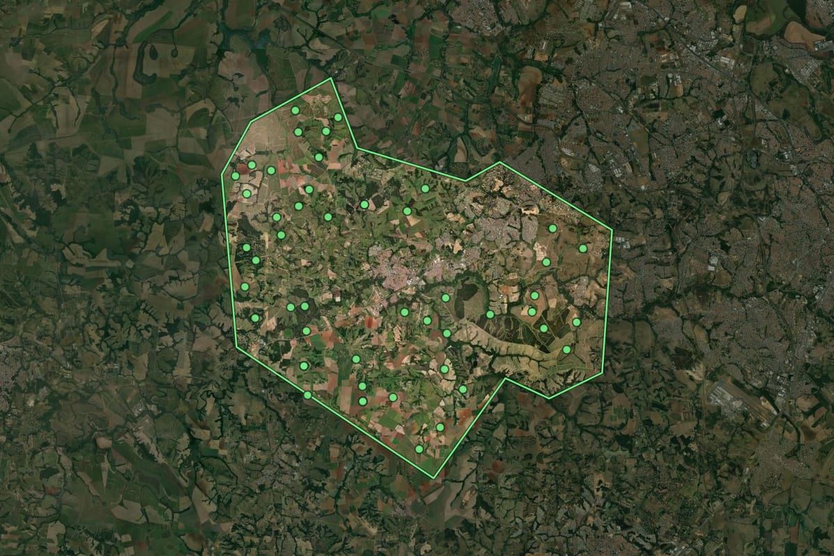 Imagem de satélite de Monte Mor (SP), com o contorno do município e a posição dos imóveis desta página.