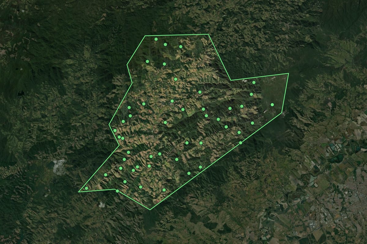 Imagem de satélite de Monteiro Lobato (SP), com o contorno do município e a posição dos imóveis desta página.