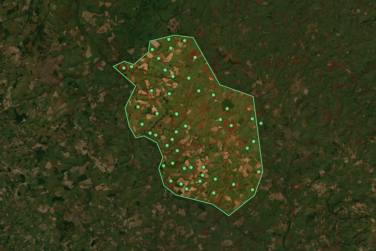 Imagem de satélite de Morro Agudo (SP), com o contorno do município e a posição dos imóveis desta página.