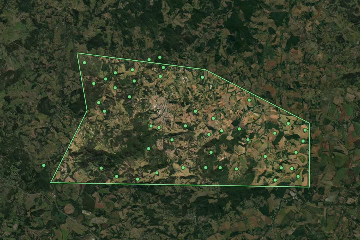 Imagem de satélite de Morungaba (SP), com o contorno do município e a posição dos imóveis desta página.