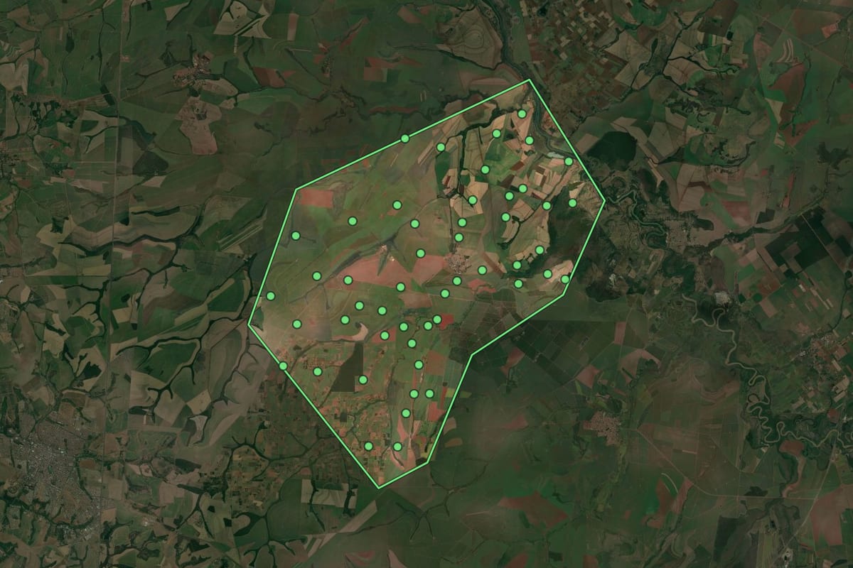 Imagem de satélite de Motuca (SP), com o contorno do município e a posição dos imóveis desta página.