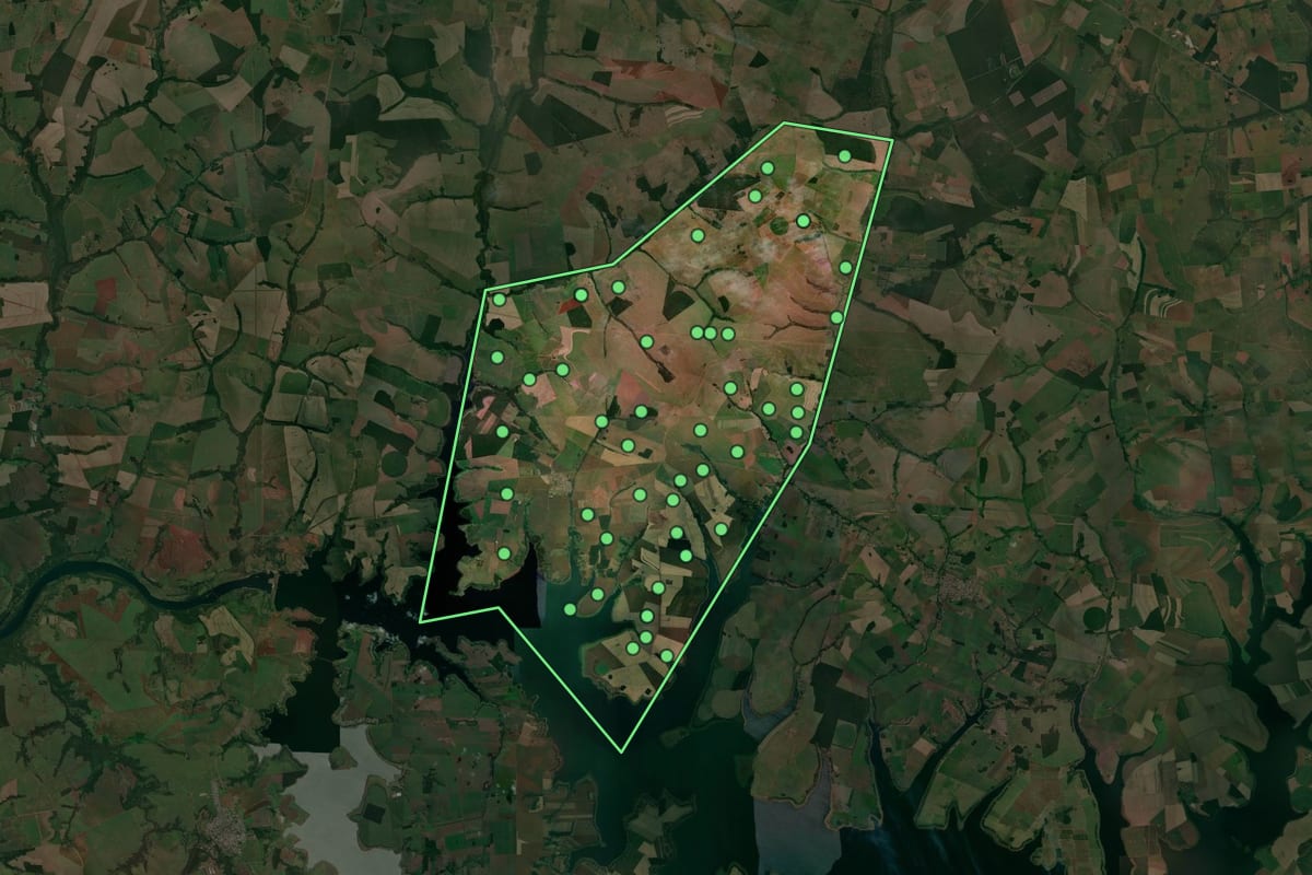 Imagem de satélite de Nantes (SP), com o contorno do município e a posição dos imóveis desta página.