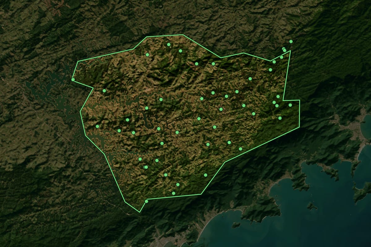 Imagem de satélite de Natividade da Serra (SP), com o contorno do município e a posição dos imóveis desta página.