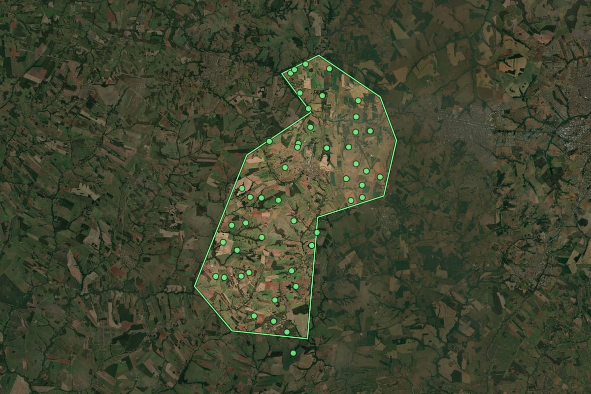 Imagem de satélite de Neves Paulista (SP), com o contorno do município e a posição dos imóveis desta página.