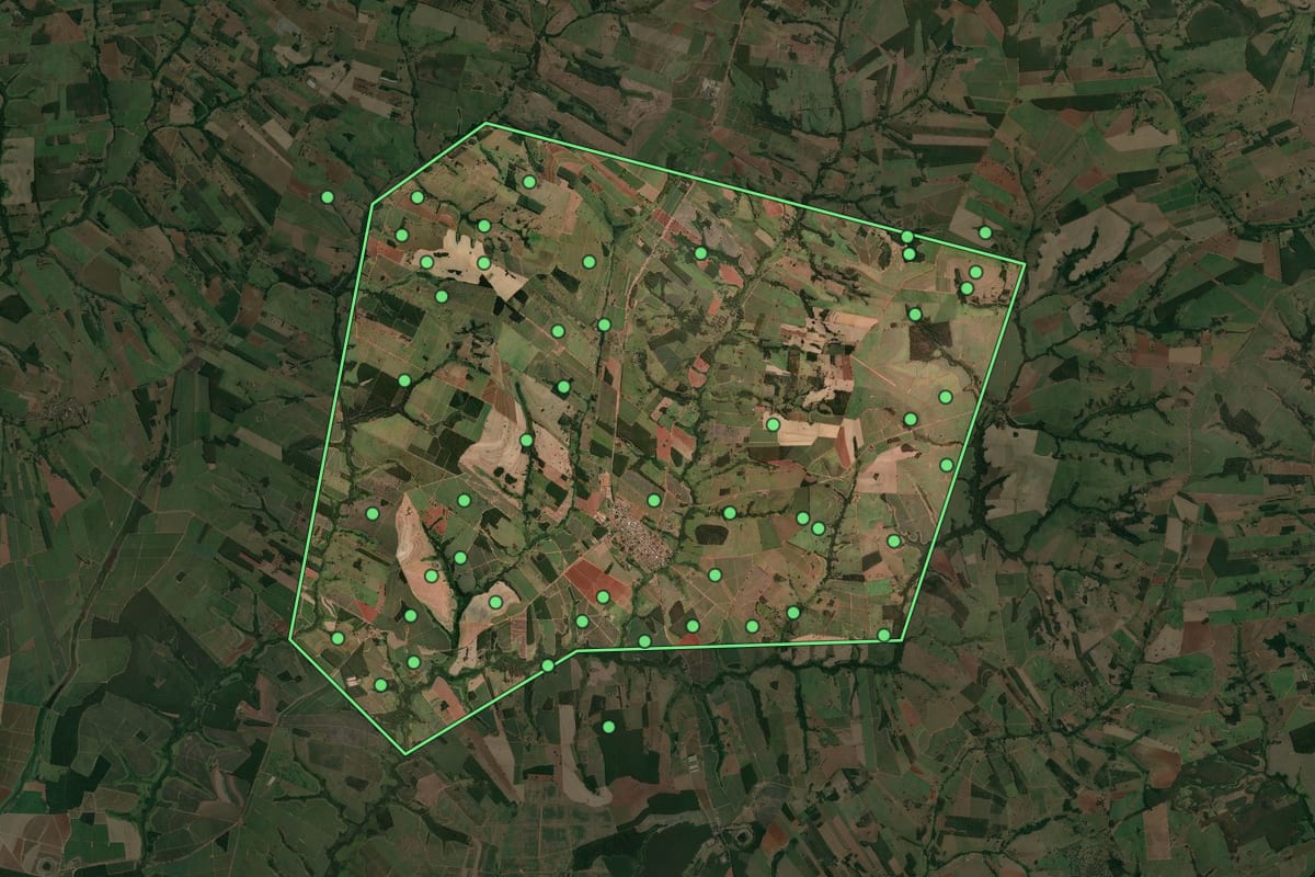 Imagem de satélite de Nipoã (SP), com o contorno do município e a posição dos imóveis desta página.