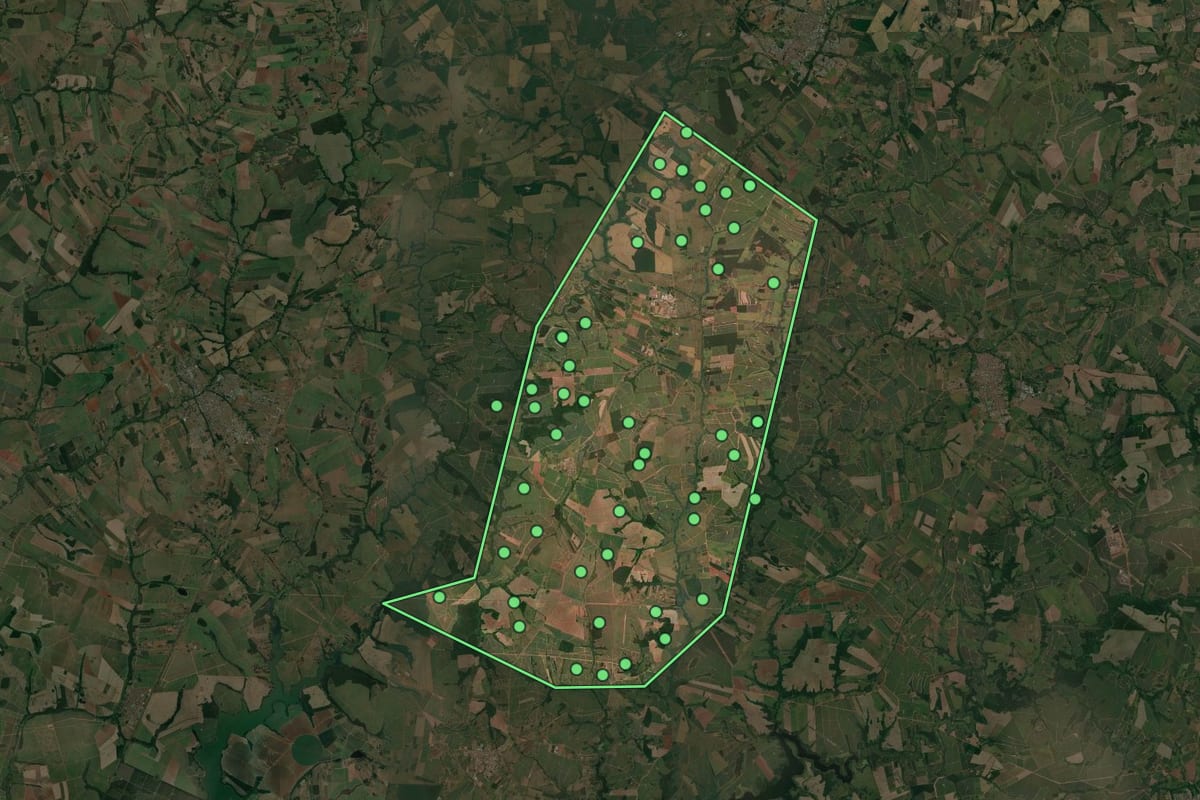 Imagem de satélite de Nova Aliança (SP), com o contorno do município e a posição dos imóveis desta página.
