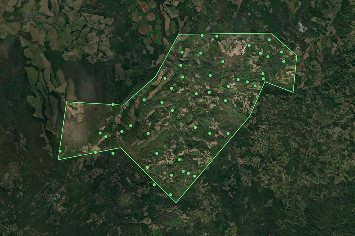 Imagem de satélite de Nova Campina (SP), com o contorno do município e a posição dos imóveis desta página.