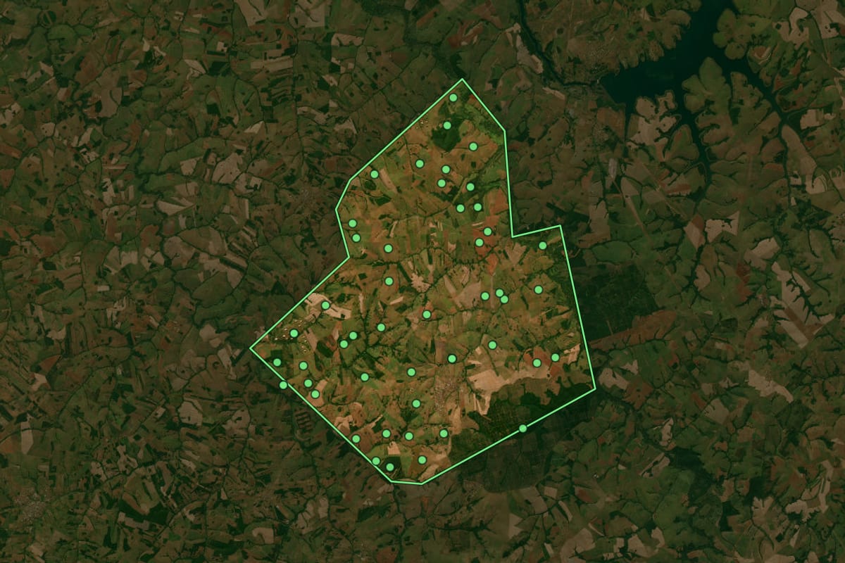 Imagem de satélite de Nova Granada (SP), com o contorno do município e a posição dos imóveis desta página.