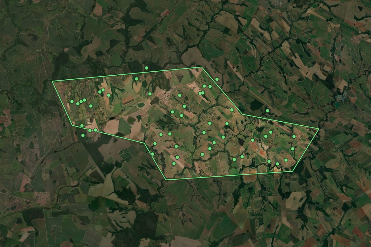 Imagem de satélite de Nova Luzitânia (SP), com o contorno do município e a posição dos imóveis desta página.