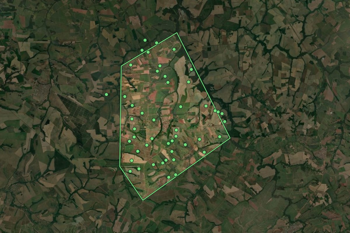 Imagem de satélite de Novais (SP), com o contorno do município e a posição dos imóveis desta página.