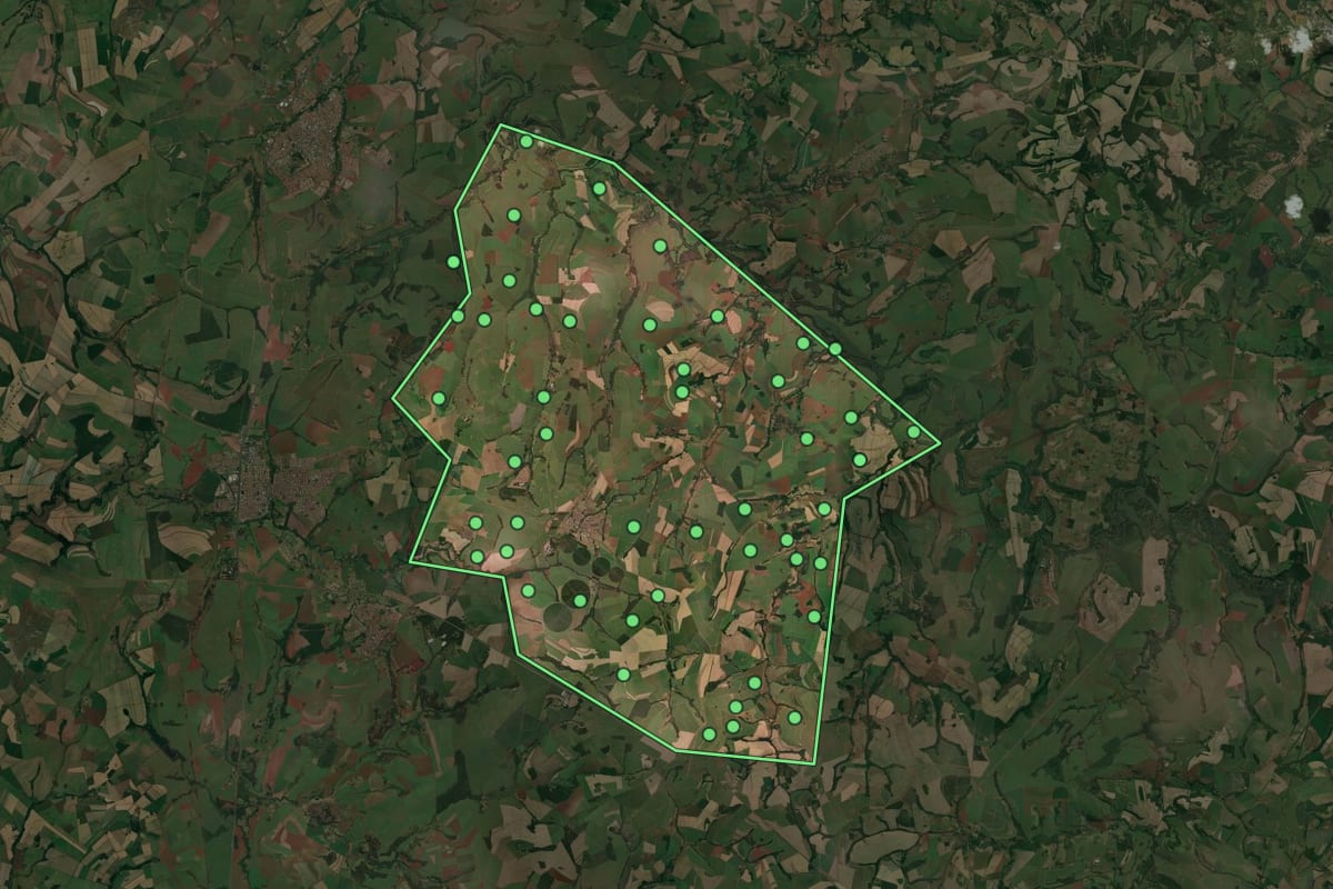 Imagem de satélite de Nuporanga (SP), com o contorno do município e a posição dos imóveis desta página.