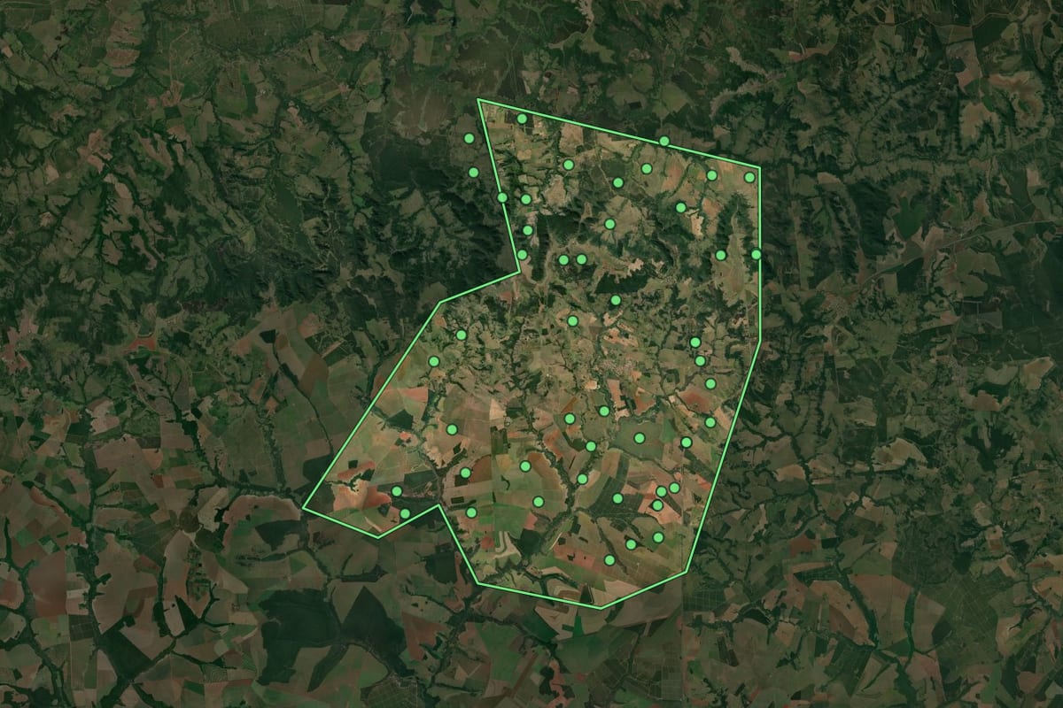 Imagem de satélite de Ocauçu (SP), com o contorno do município e a posição dos imóveis desta página.