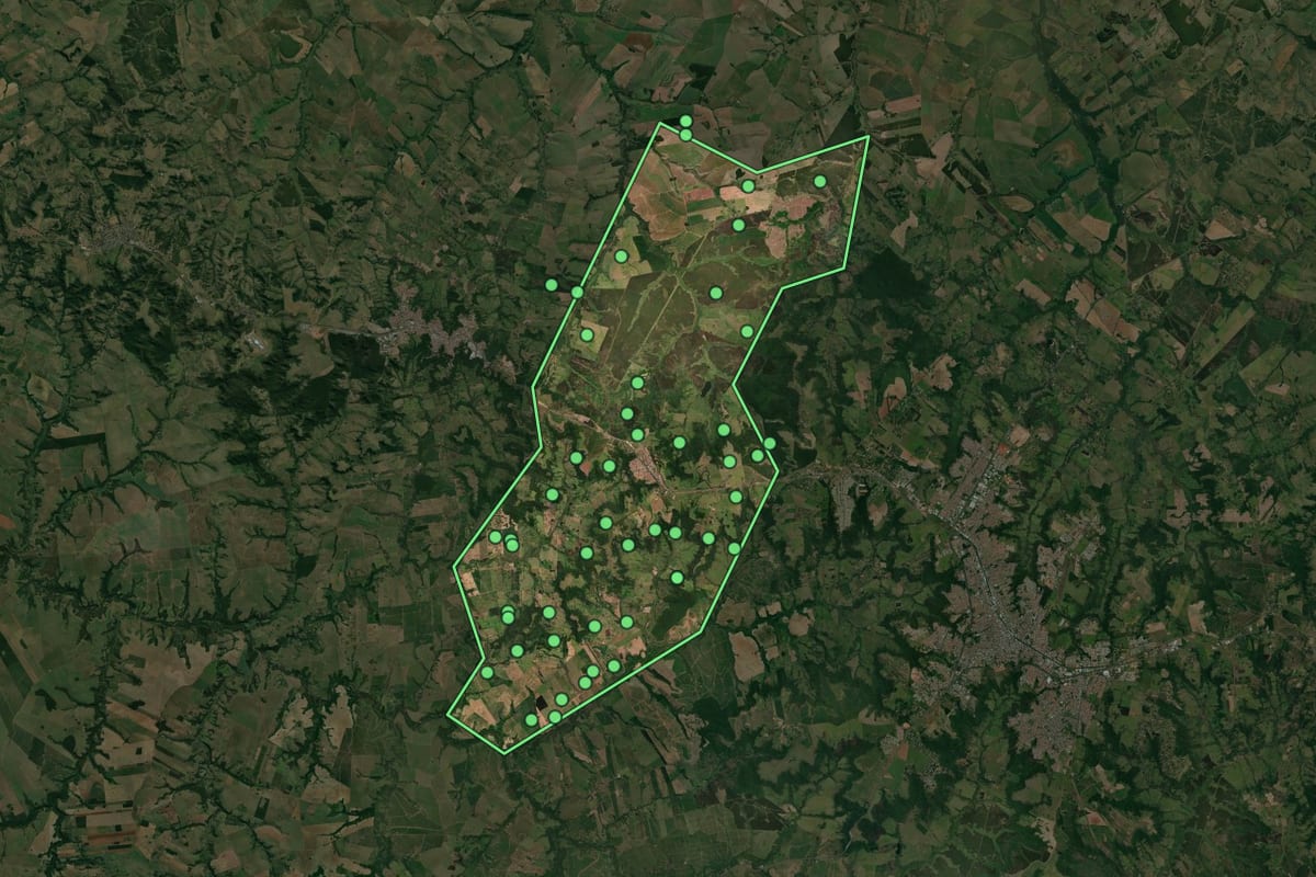 Imagem de satélite de Oriente (SP), com o contorno do município e a posição dos imóveis desta página.