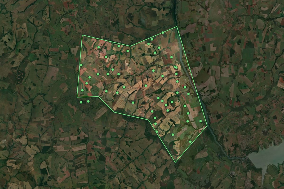 Imagem de satélite de Orindiúva (SP), com o contorno do município e a posição dos imóveis desta página.