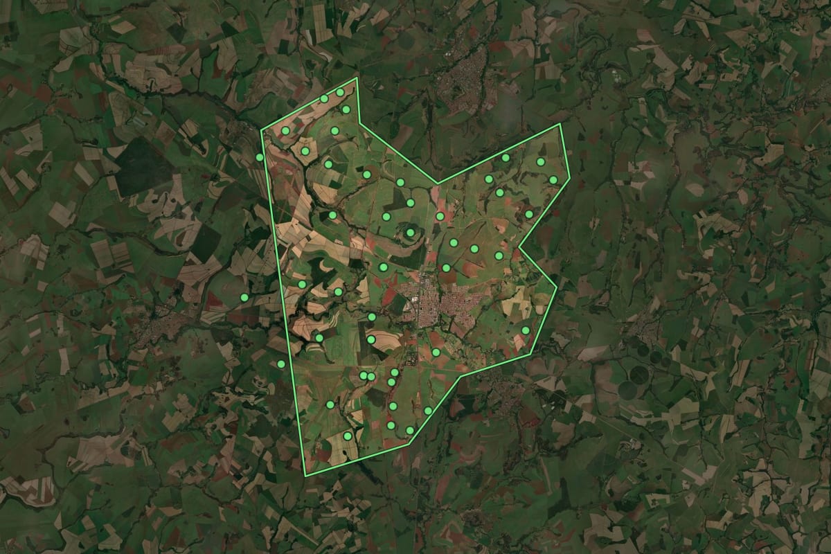 Imagem de satélite de Orlândia (SP), com o contorno do município e a posição dos imóveis desta página.