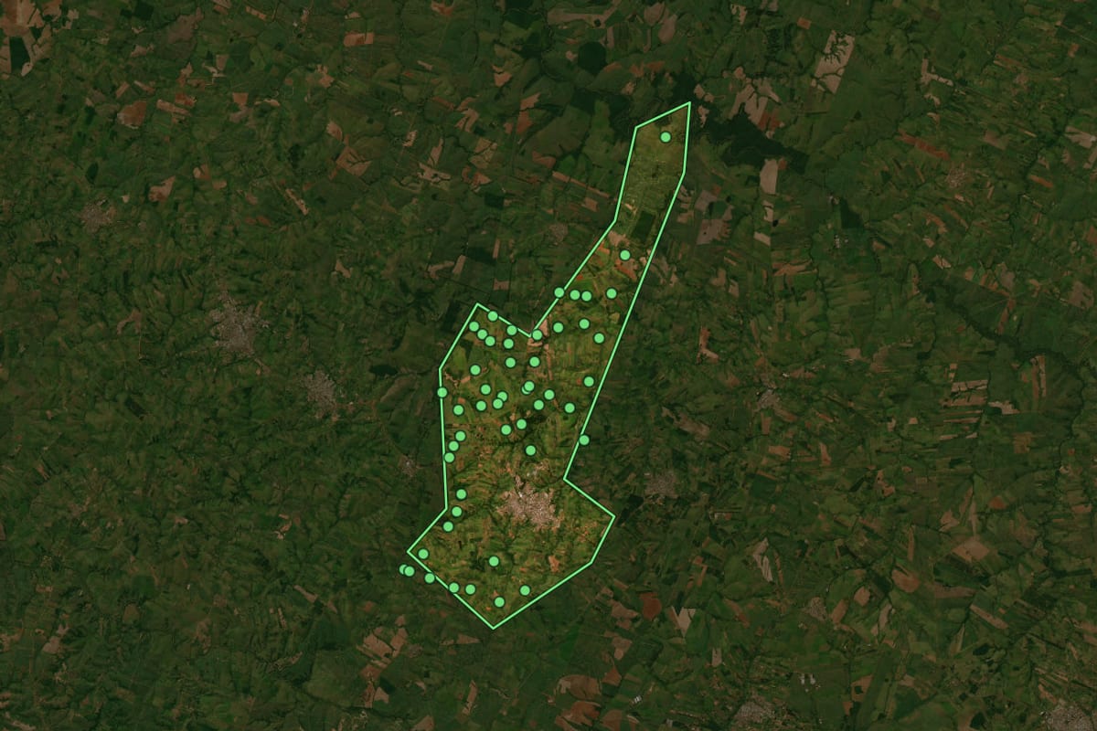 Imagem de satélite de Osvaldo Cruz (SP), com o contorno do município e a posição dos imóveis desta página.