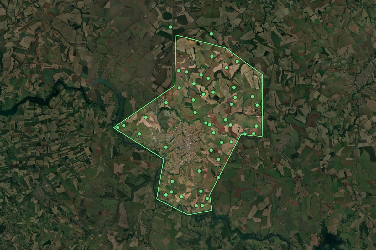 Imagem de satélite de Ourinhos (SP), com o contorno do município e a posição dos imóveis desta página.