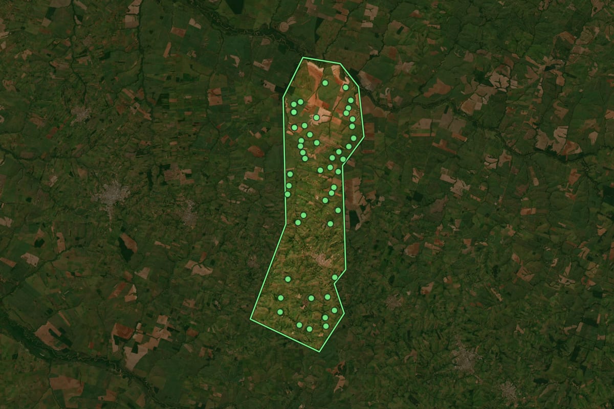 Imagem de satélite de Pacaembu (SP), com o contorno do município e a posição dos imóveis desta página.