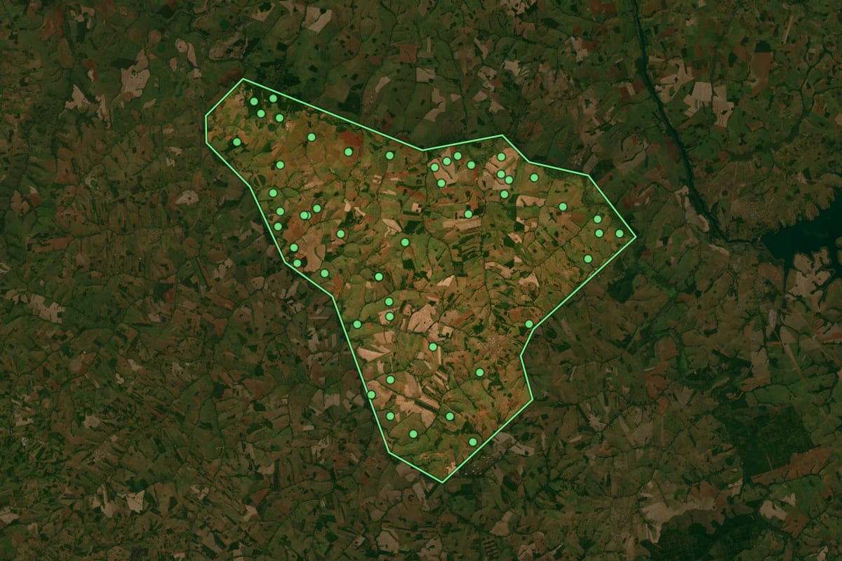 Imagem de satélite de Palestina (SP), com o contorno do município e a posição dos imóveis desta página.