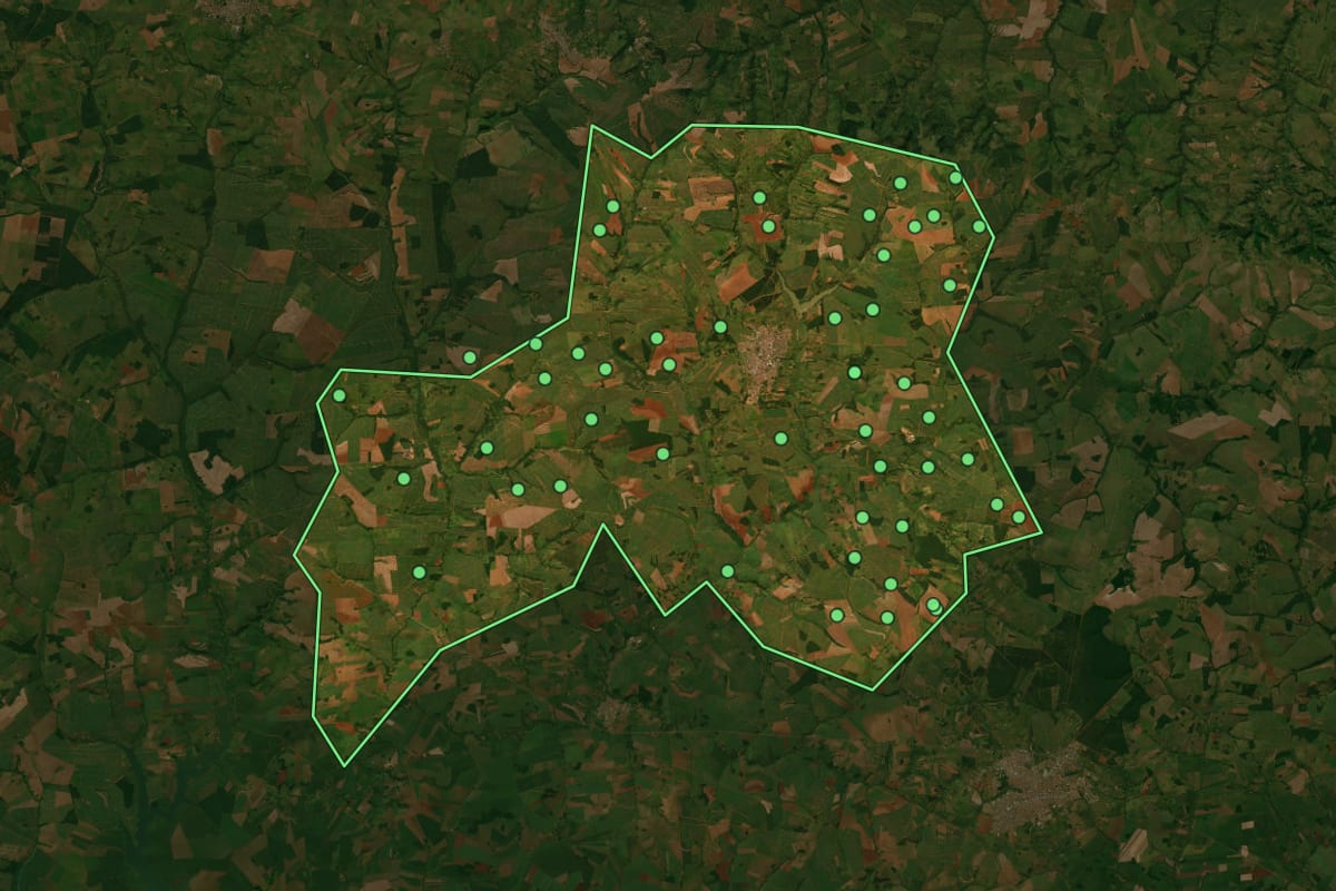 Imagem de satélite de Paraguaçu Paulista (SP), com o contorno do município e a posição dos imóveis desta página.