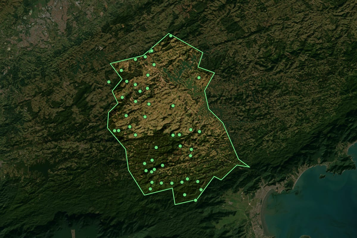 Imagem de satélite de Paraibuna (SP), com o contorno do município e a posição dos imóveis desta página.
