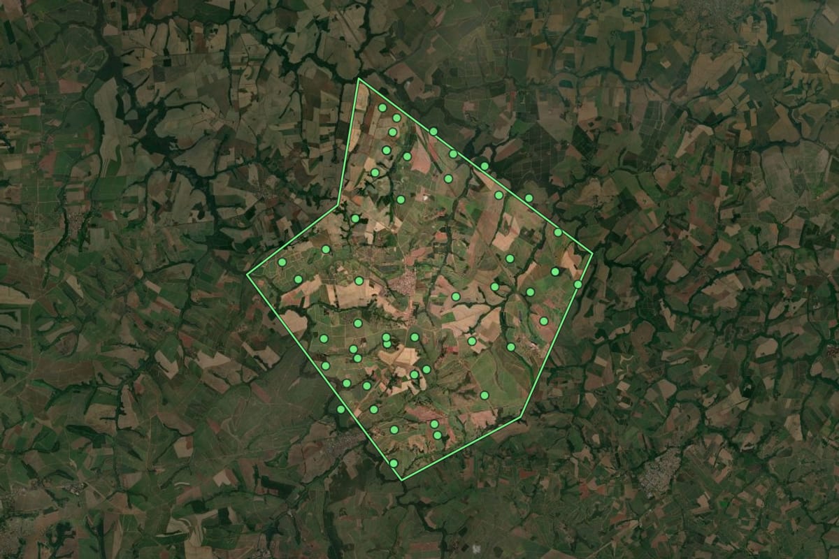 Imagem de satélite de Paraíso (SP), com o contorno do município e a posição dos imóveis desta página.