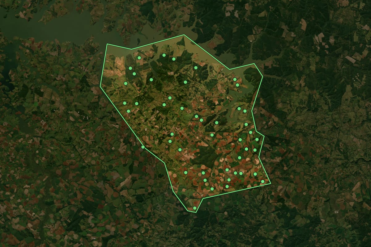 Imagem de satélite de Paranapanema (SP), com o contorno do município e a posição dos imóveis desta página.