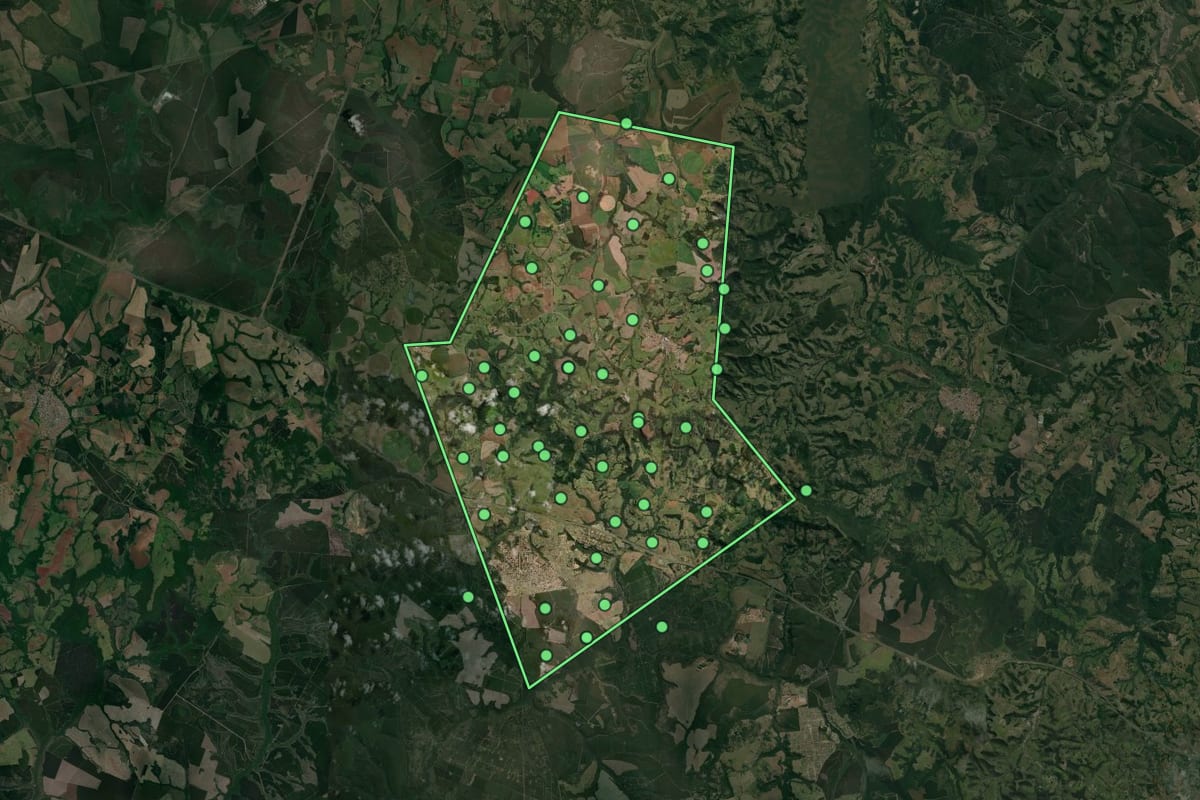 Imagem de satélite de Pardinho (SP), com o contorno do município e a posição dos imóveis desta página.