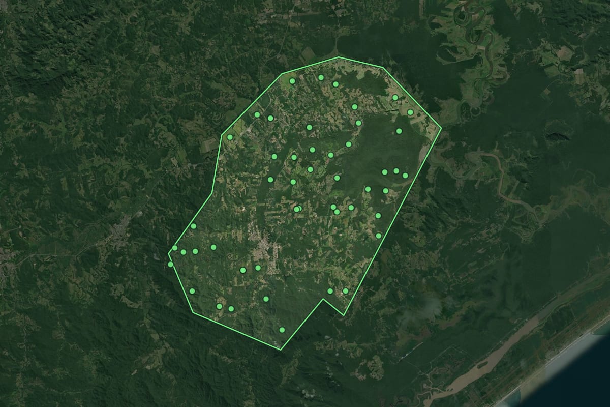 Imagem de satélite de Pariquera-Açu (SP), com o contorno do município e a posição dos imóveis desta página.