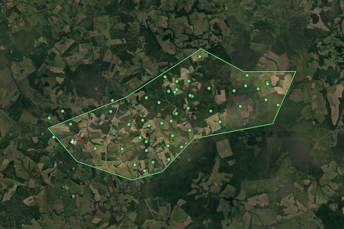 Imagem de satélite de Paulistânia (SP), com o contorno do município e a posição dos imóveis desta página.