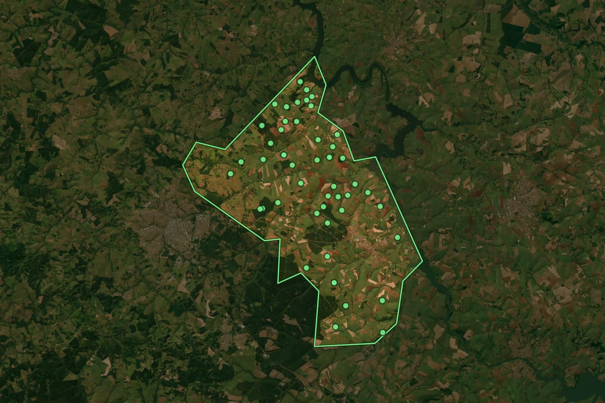 Imagem de satélite de Pederneiras (SP), com o contorno do município e a posição dos imóveis desta página.