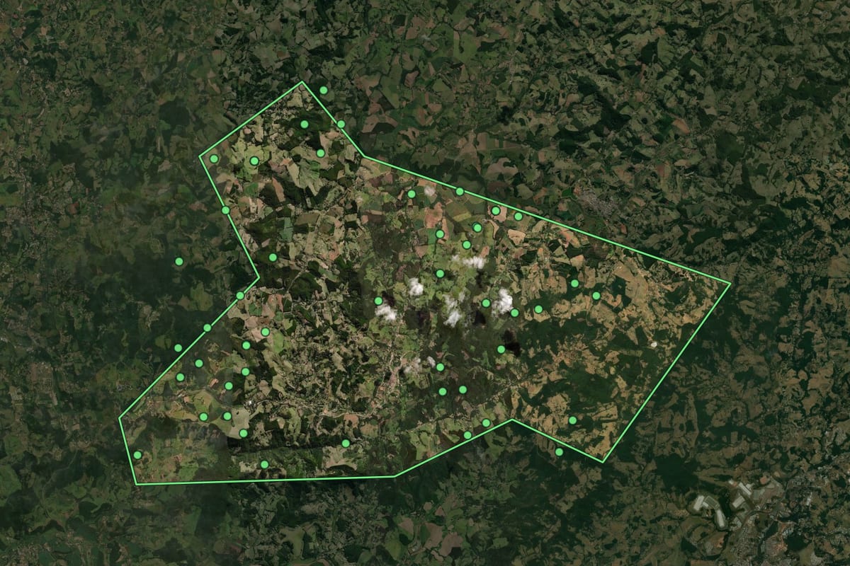 Imagem de satélite de Pedra Bela (SP), com o contorno do município e a posição dos imóveis desta página.
