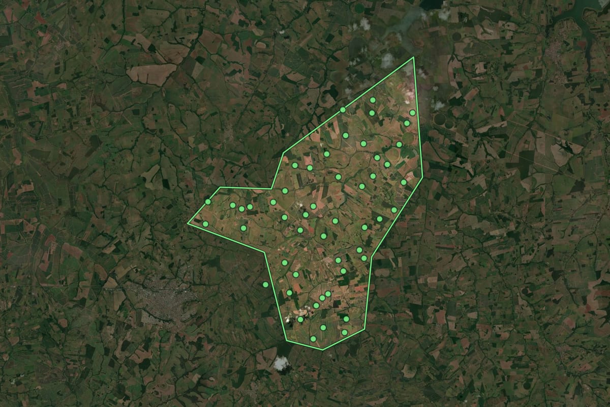 Imagem de satélite de Pedranópolis (SP), com o contorno do município e a posição dos imóveis desta página.