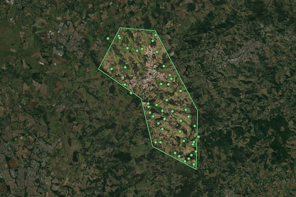 Imagem de satélite de Pedreira (SP), com o contorno do município e a posição dos imóveis desta página.