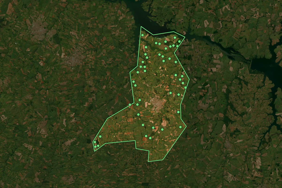 Imagem de satélite de Penápolis (SP), com o contorno do município e a posição dos imóveis desta página.