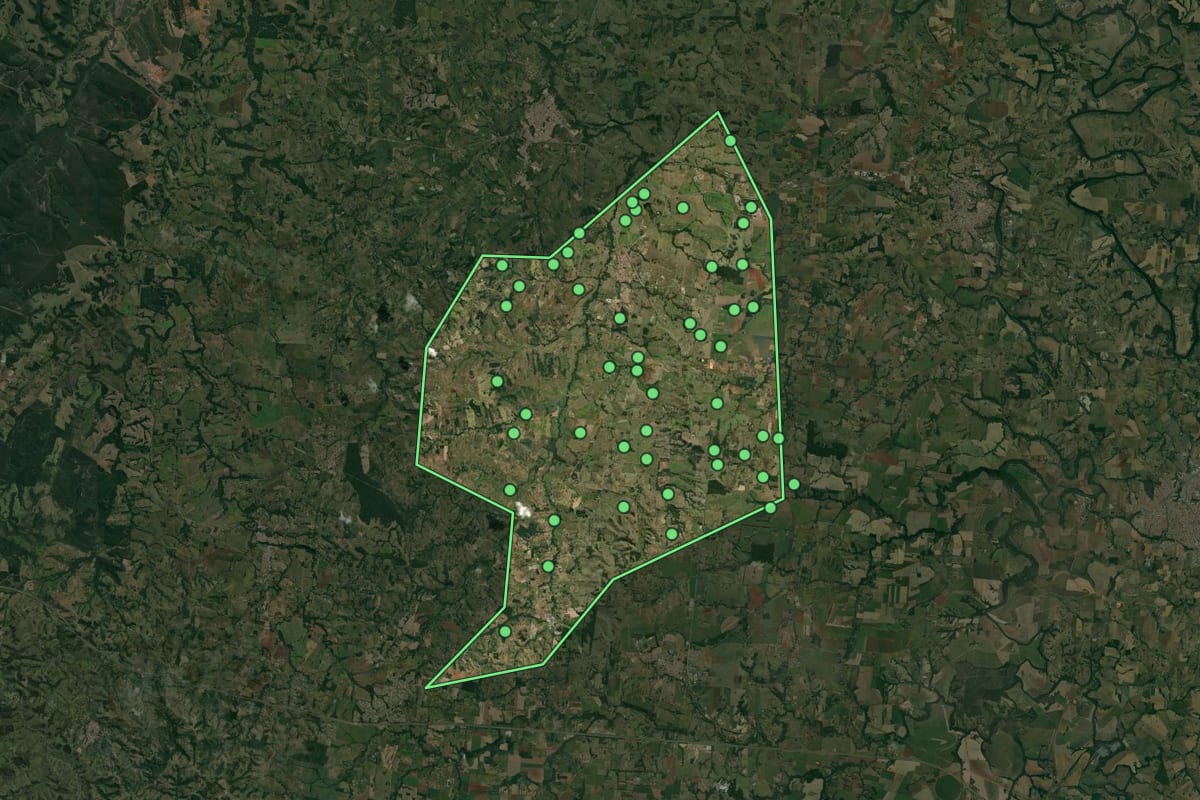 Imagem de satélite de Pereiras (SP), com o contorno do município e a posição dos imóveis desta página.