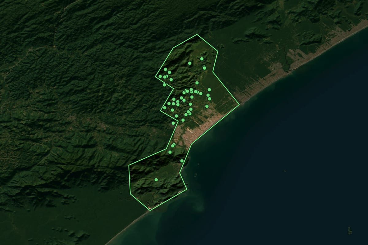 Imagem de satélite de Peruíbe (SP), com o contorno do município e a posição dos imóveis desta página.