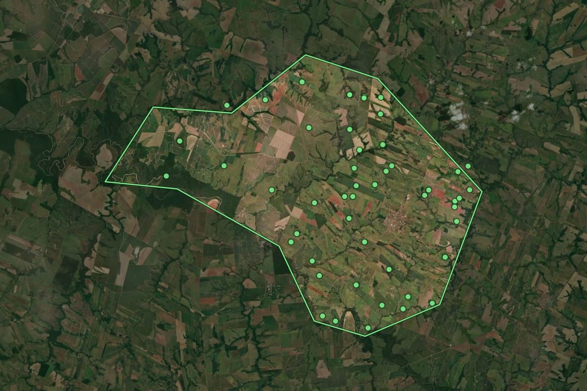 Imagem de satélite de Piacatu (SP), com o contorno do município e a posição dos imóveis desta página.