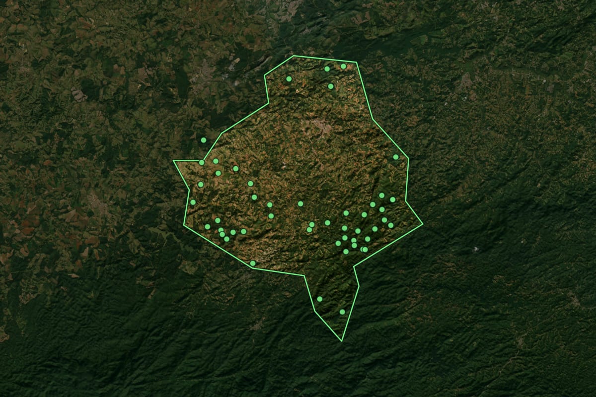 Imagem de satélite de Piedade (SP), com o contorno do município e a posição dos imóveis desta página.