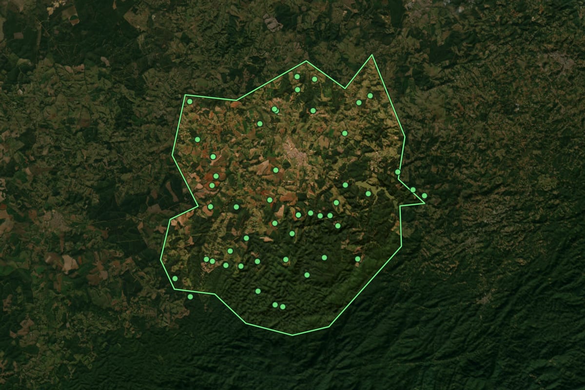 Imagem de satélite de Pilar do Sul (SP), com o contorno do município e a posição dos imóveis desta página.