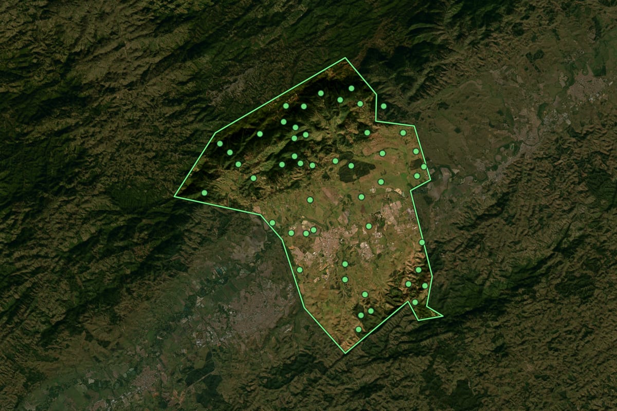 Imagem de satélite de Pindamonhangaba (SP), com o contorno do município e a posição dos imóveis desta página.