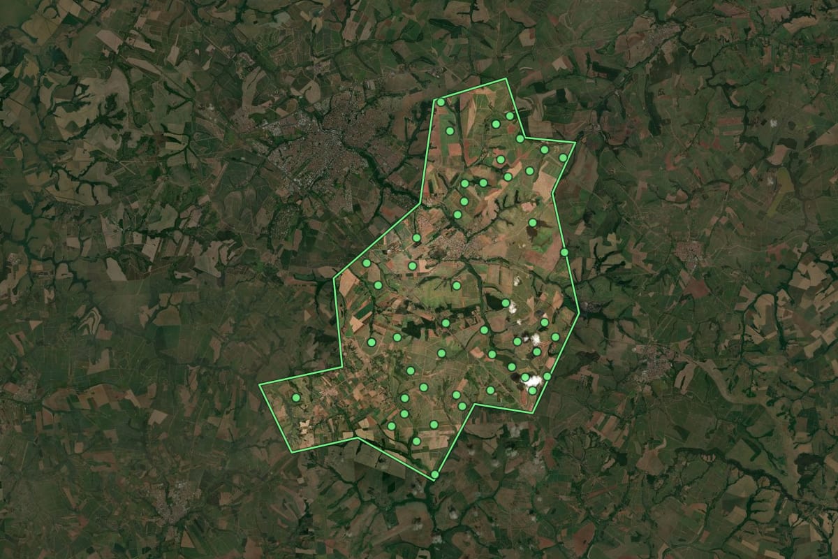 Imagem de satélite de Pindorama (SP), com o contorno do município e a posição dos imóveis desta página.