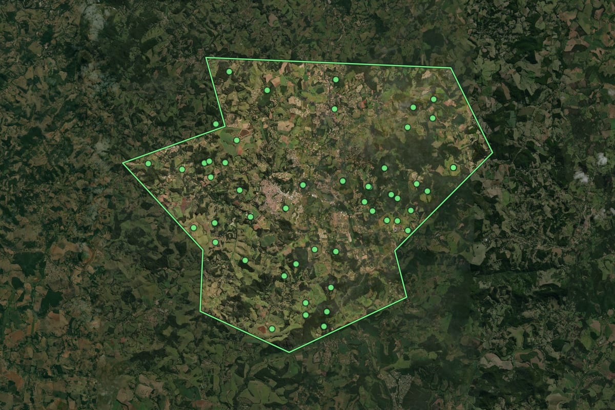 Imagem de satélite de Pinhalzinho (SP), com o contorno do município e a posição dos imóveis desta página.