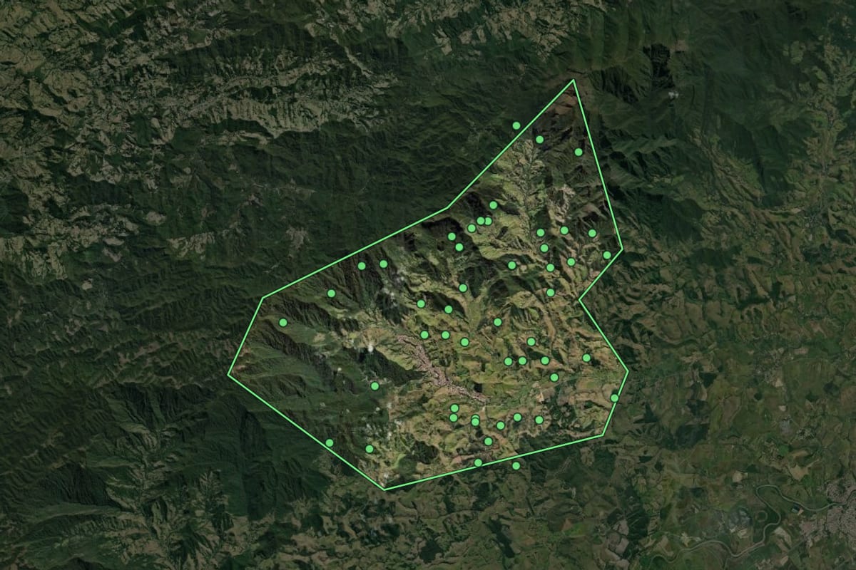Imagem de satélite de Piquete (SP), com o contorno do município e a posição dos imóveis desta página.