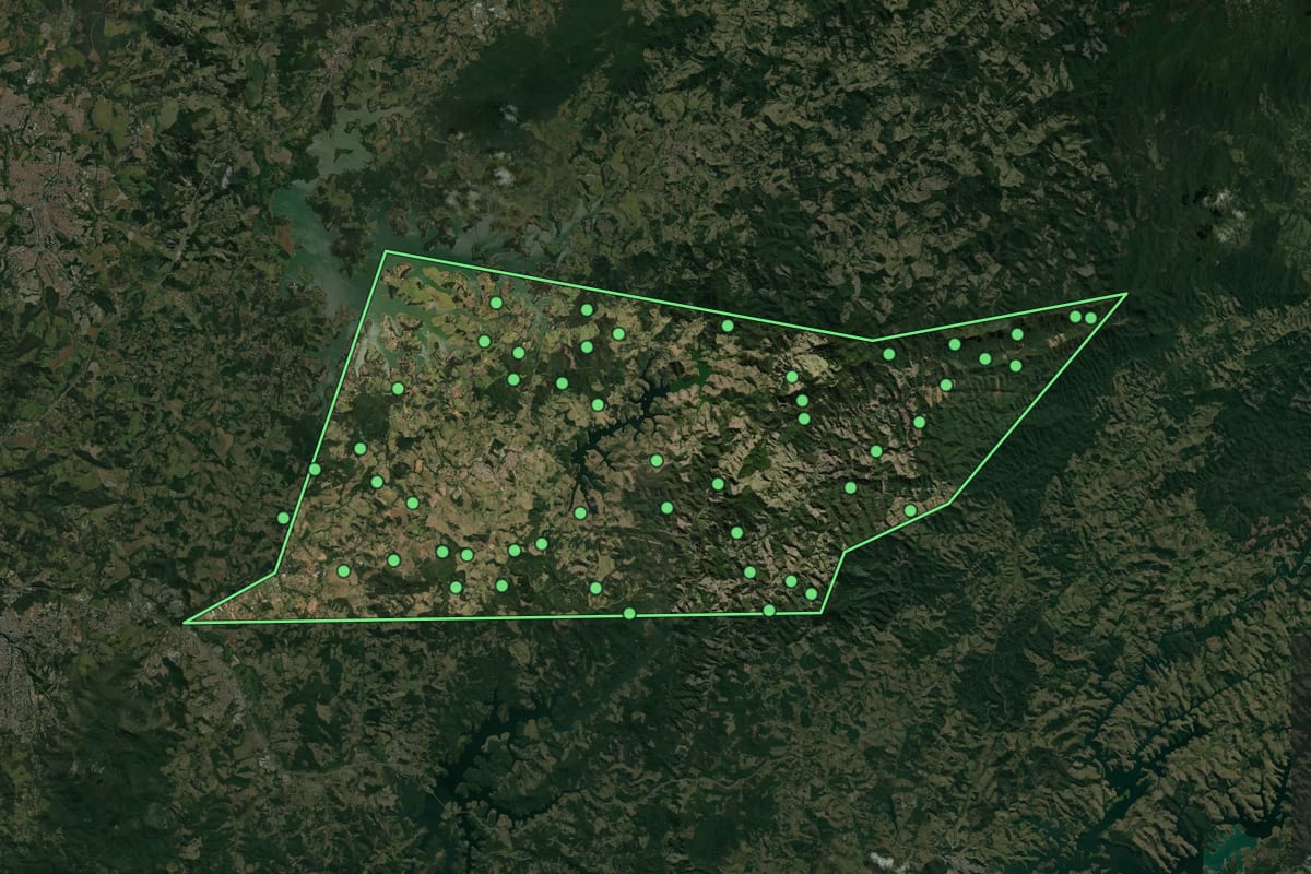 Imagem de satélite de Piracaia (SP), com o contorno do município e a posição dos imóveis desta página.