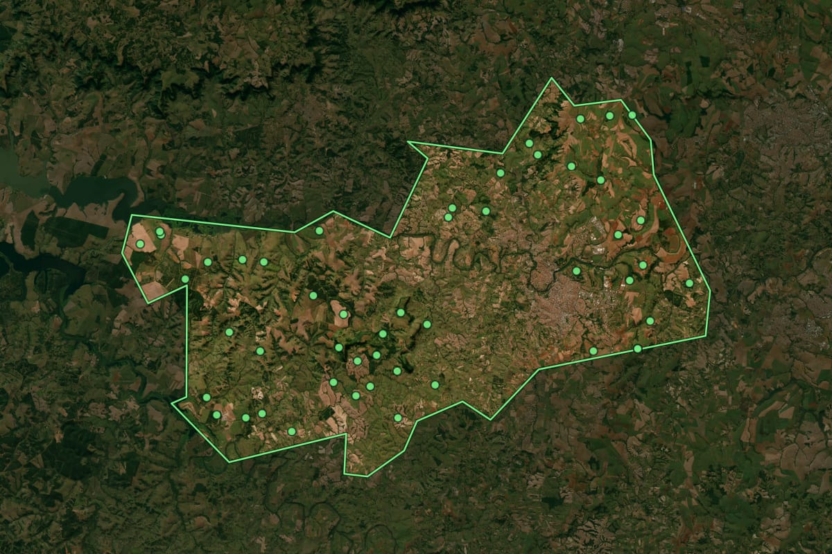 Imagem de satélite de Piracicaba (SP), com o contorno do município e a posição dos imóveis desta página.